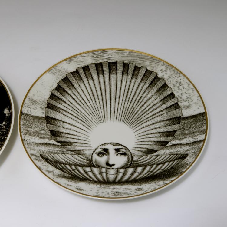 Bild 3 zu Objekt, Cigarette holder and ashtray, two 'Tema e Variazioni' plates, 1950/60s resp. 1990s. , Piero Fornasetti, Fornasetti, Mailand, 127A 196