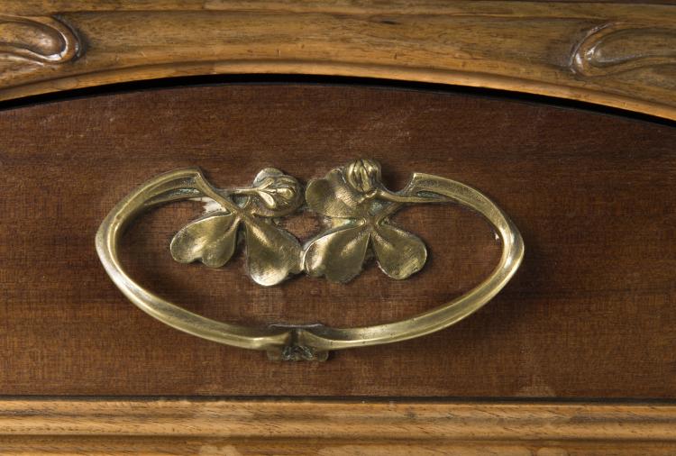 Bild 3 zu Objekt, Gro&szlig;es Bett und zwei Nachtk&auml;stchen, 1900, Majorelle, 126 633