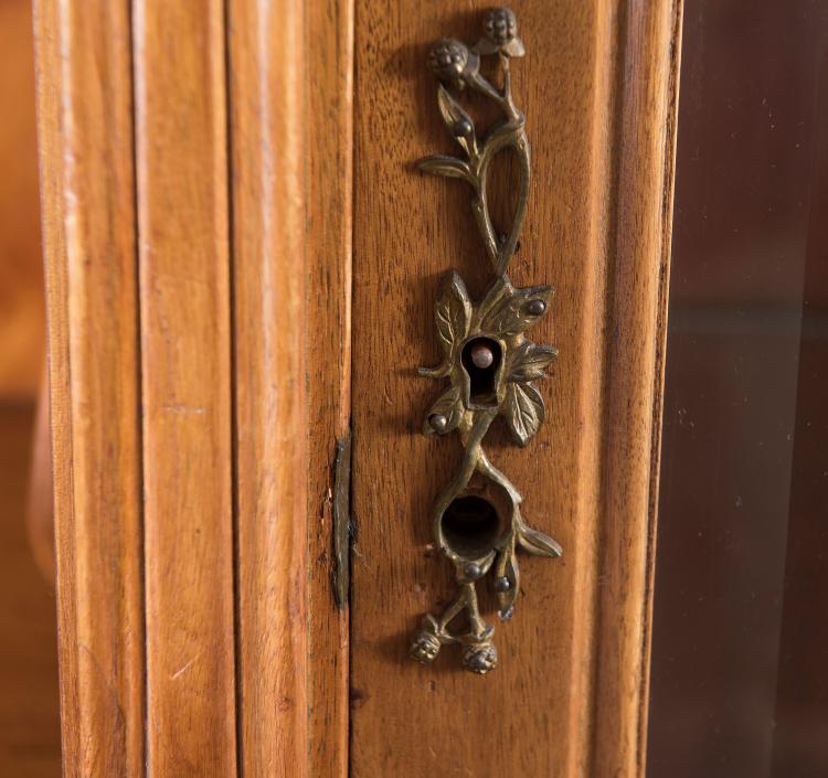 Bild 6 zu Objekt, Vitrinenschrank, um 1900, Nancy, 132B 585