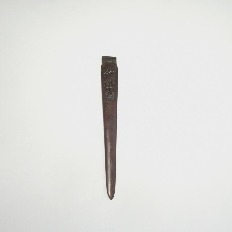 Hauptbild zu Objekt, Papiermesser mit Brombeeren, um 1905, Frankreich, 126 578