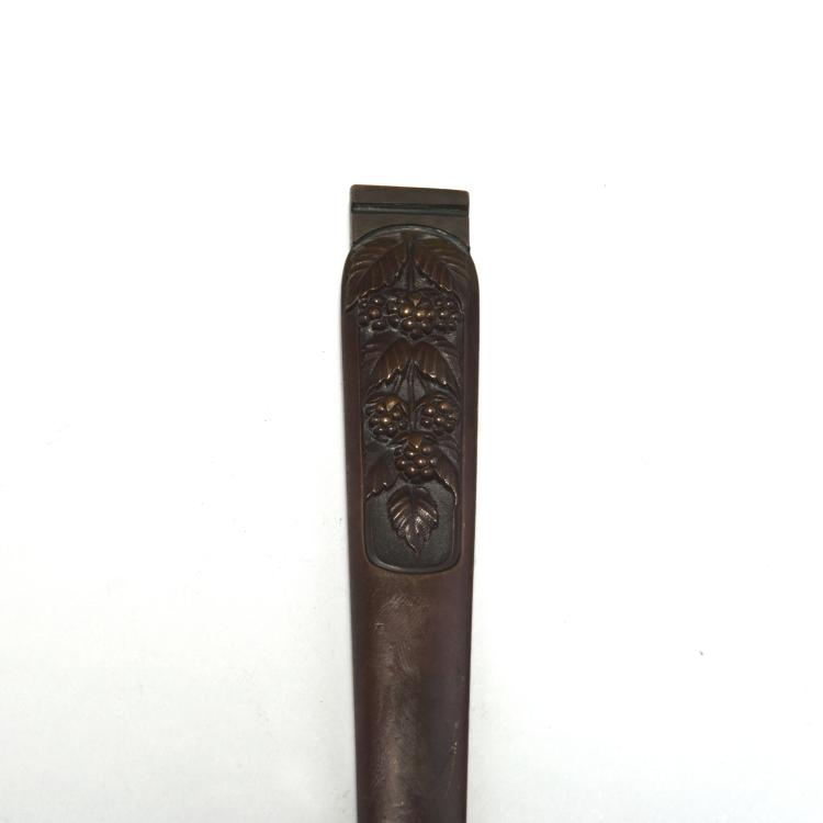 Bild 1 zu Objekt, Papiermesser mit Brombeeren, um 1905, Frankreich, 126 578