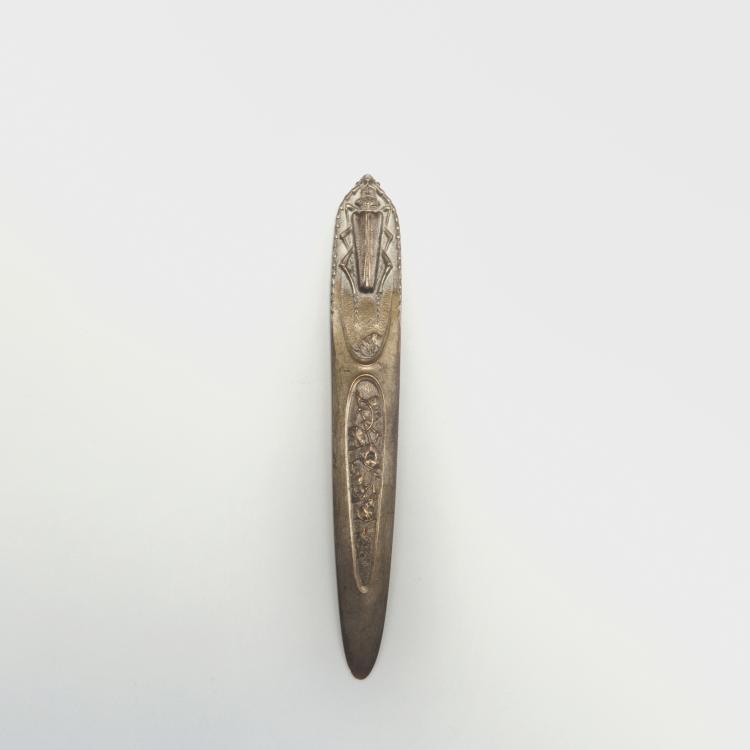 Hauptbild zu Objekt, Paper knife with capricorn beetle and honesties, c1910, Monogrammist LA, 126 581