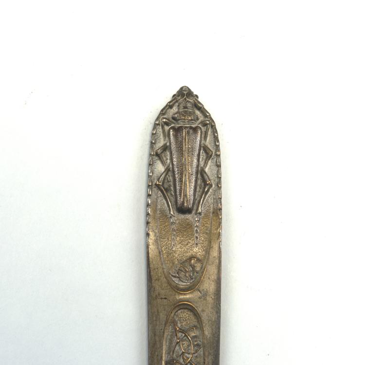 Bild 1 zu Objekt, Paper knife with capricorn beetle and honesties, c1910, Monogrammist LA, 126 581