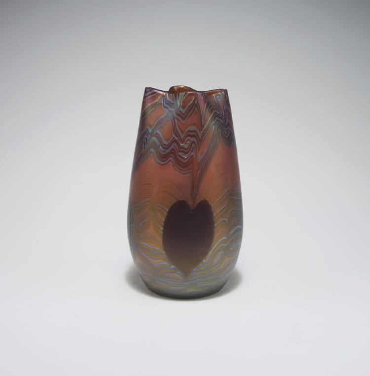 Hauptbild zu Objekt, Ph&auml;nomen-Vase mit Herzen, 1902, L&ouml;tz Wwe., Klosterm&uuml;hle, 126 330