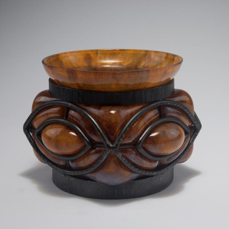 Hauptbild zu Objekt, Vase 'Verre de Jade' mit Eisenmontierung von Louis Majorelle, 1920er Jahre, Daum Fr&egrave;res, Nancy, 126 105