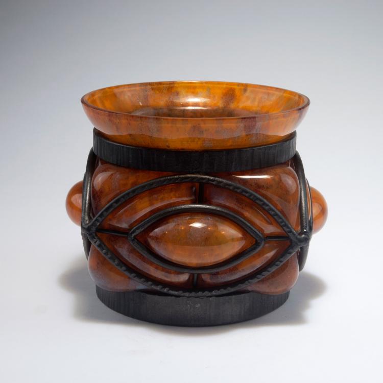 Bild 1 zu Objekt, Vase 'Verre de Jade' mit Eisenmontierung von Louis Majorelle, 1920er Jahre, Daum Fr&egrave;res, Nancy, 126 105