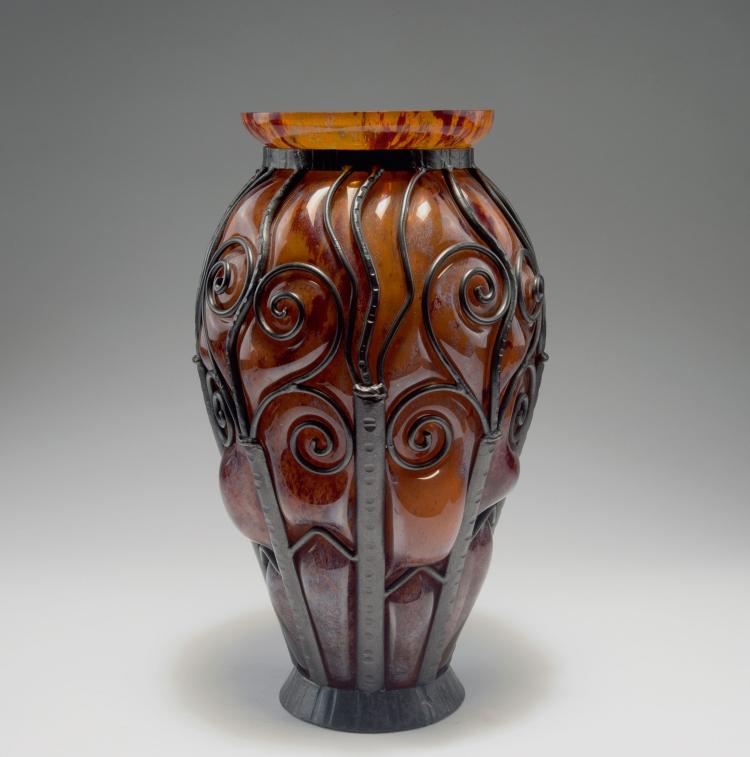 Hauptbild zu Objekt, Gro&szlig;e Vase 'Verre de Jade' mit Eisenmontierung von Louis Majorelle, 1920er Jahre, Daum Fr&egrave;res, Nancy, 126 106