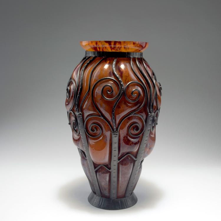 Bild 1 zu Objekt, Gro&szlig;e Vase 'Verre de Jade' mit Eisenmontierung von Louis Majorelle, 1920er Jahre, Daum Fr&egrave;res, Nancy, 126 106