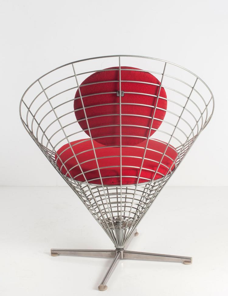 Bild 2 zu Objekt, Two 'Wire Cone' chairs and a 'cone' table, 1958, Verner Panton, Plus Linje, Kopenhagen, 127B 425