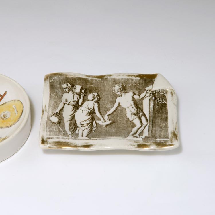 Bild 1 zu Objekt, Zwei Aschenbecher 'Strumenti Musicali' und 'Offerta', 1950/60er Jahre, Piero Fornasetti, Fornasetti, Mailand, 127A 195