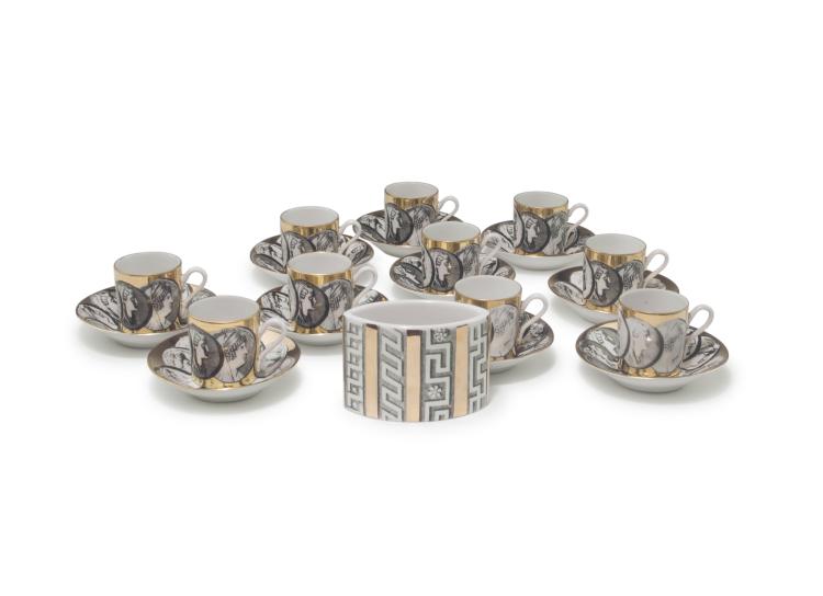 Hauptbild zu Objekt, Zehn Mokkatassen 'Cammei' mit Untertellern und eine Zigarettenschale 'Greca', 1960er Jahre, Piero Fornasetti, Fornasetti, Mailand, 127A 198