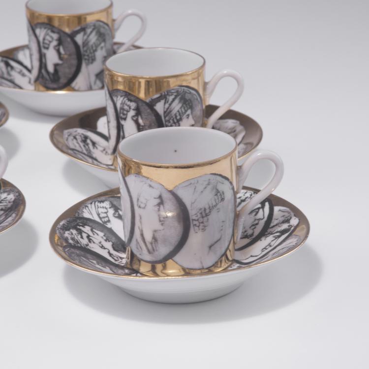 Bild 1 zu Objekt, Zehn Mokkatassen 'Cammei' mit Untertellern und eine Zigarettenschale 'Greca', 1960er Jahre, Piero Fornasetti, Fornasetti, Mailand, 127A 198