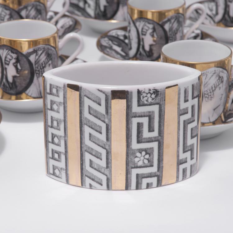 Bild 2 zu Objekt, Zehn Mokkatassen 'Cammei' mit Untertellern und eine Zigarettenschale 'Greca', 1960er Jahre, Piero Fornasetti, Fornasetti, Mailand, 127A 198