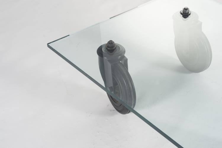 Bild 1 zu Objekt, 'Tavola con Ruote' coffee table, 1980, Gae Aulenti, Fontana Arte, Mailand, 127A 254