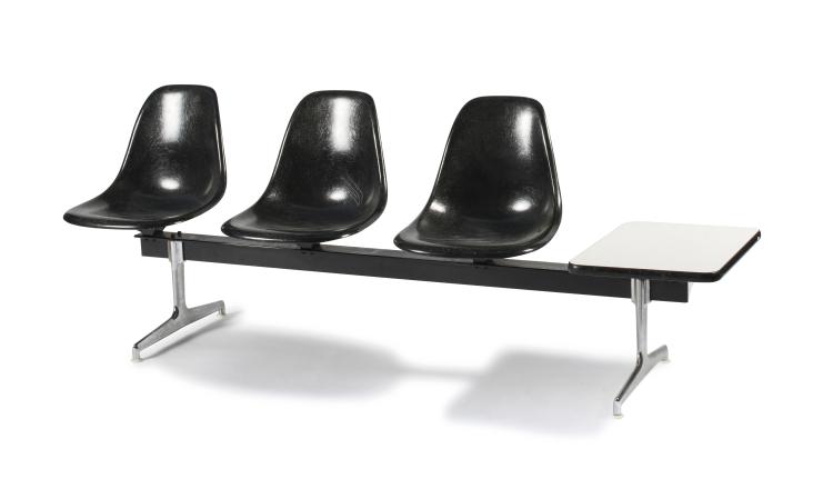 Hauptbild zu Objekt, Dreier-Sitzbank mit Ablagefl&auml;che 'Tandem Shell Seating', 1963, Vitra Design, Weil am Rhein, 128B 439
