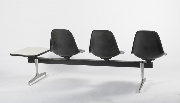 Bild 1 zu Objekt, Dreier-Sitzbank mit Ablagefl&auml;che 'Tandem Shell Seating', 1963, Vitra Design, Weil am Rhein, 128B 439