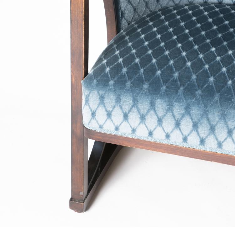 Bild 5 zu Objekt, Dreiteilige Sitzgarnitur, zwei Armlehnst&uuml;hle und ein Zweiersofa, sog. 'Halbmondgarnitur', 1911, Josef Hoffmann, Kohn, J. & J., Wien, 130A 7