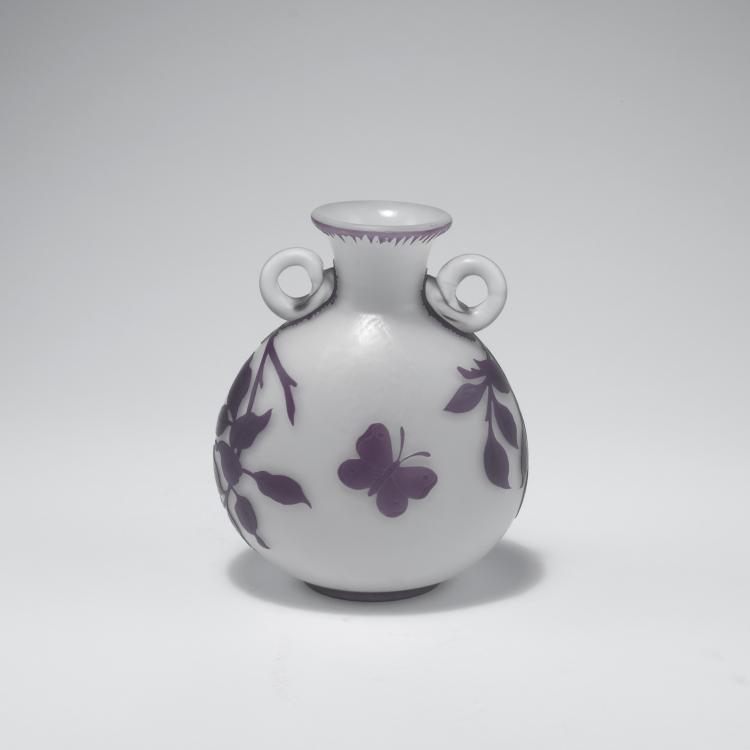 Bild 1 zu Objekt, 'Glycines et Papillon' vase with handles, 1900-10, Pantin, Stumpf, Touvier, Viollet & Cie., 129 263