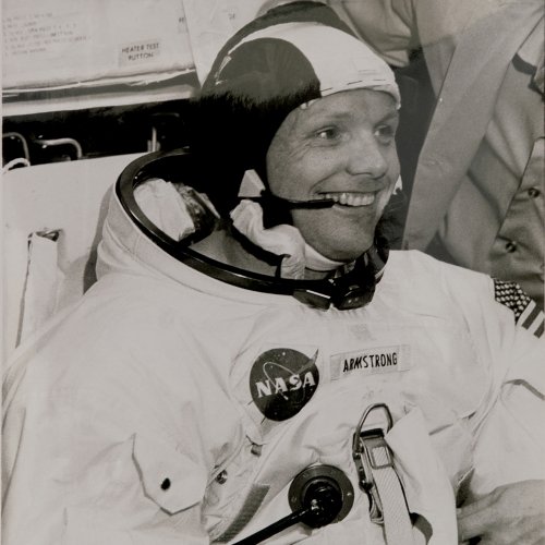 'Neil A. Amstrong' (Pressefoto), 1969, dabei 'Astronaut neben der US-Flagge', wohl 1969