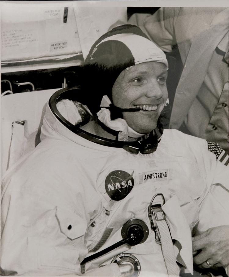 Hauptbild zu Objekt, 'Neil A. Amstrong' (Pressefoto), 1969, dabei 'Astronaut neben der US-Flagge', wohl 1969, USA, 130B 237
