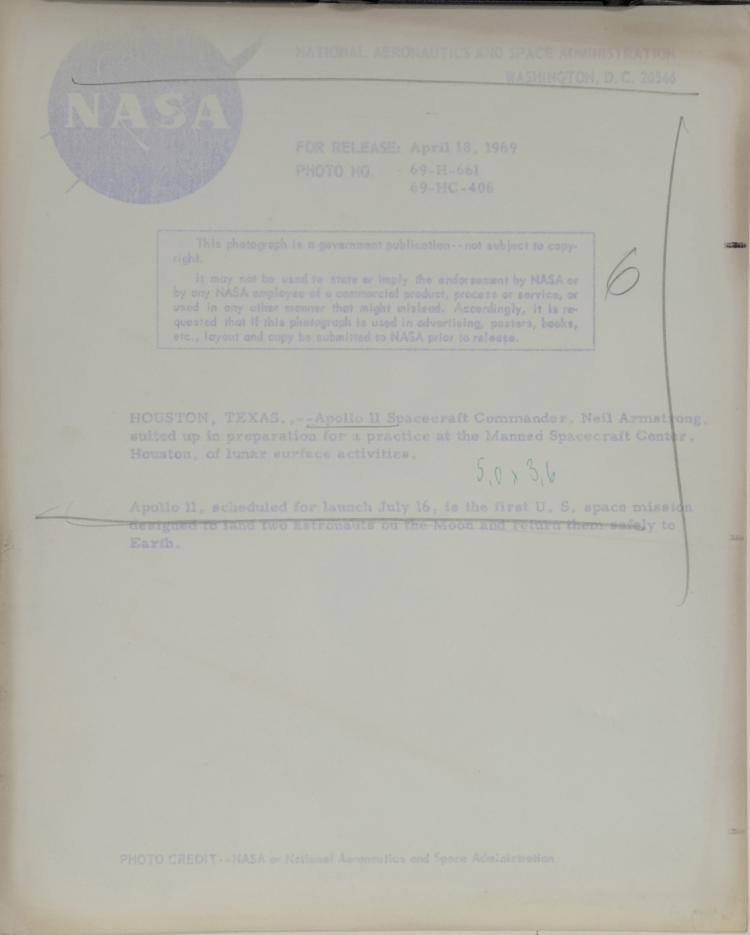 Bild 1 zu Objekt, 'Neil A. Amstrong' (Pressefoto), 1969, dabei 'Astronaut neben der US-Flagge', wohl 1969, USA, 130B 237