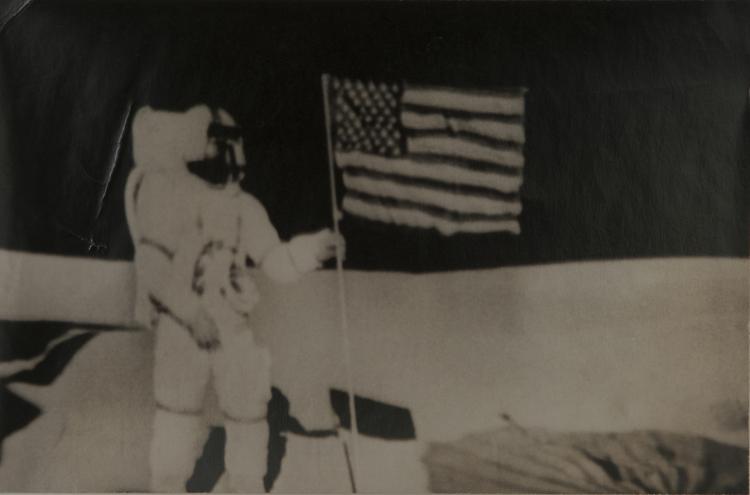 Bild 2 zu Objekt, 'Neil A. Amstrong' (Pressefoto), 1969, dabei 'Astronaut neben der US-Flagge', wohl 1969, USA, 130B 237