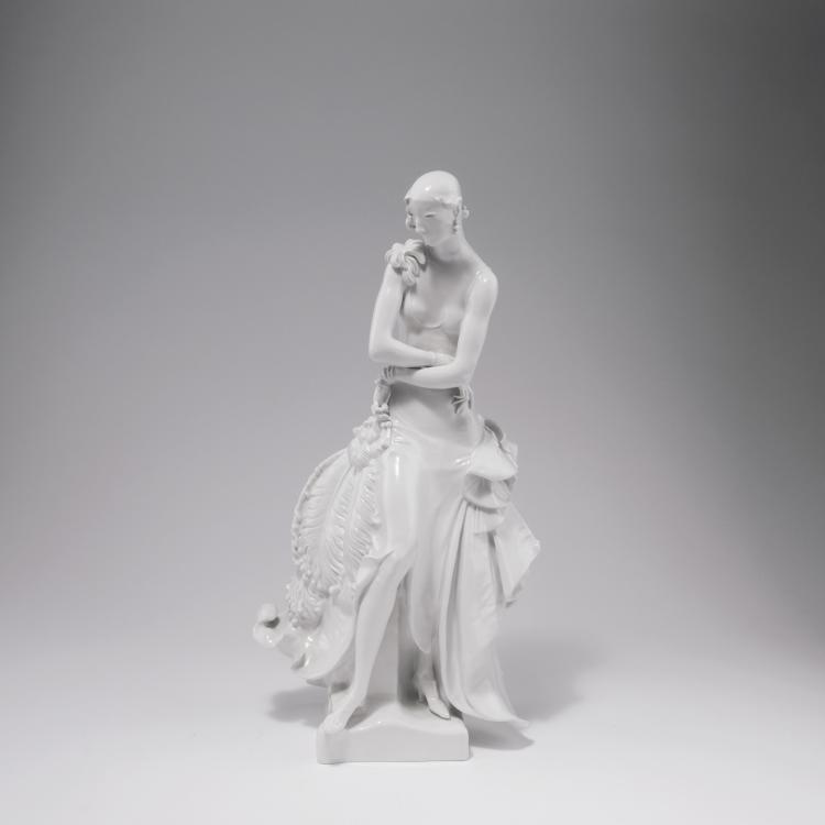 Hauptbild zu Objekt, 'Standing woman holding a fan' or 'Lady in evening dress', 1929, Paul Scheurich, Meissen, StPM, 129 592