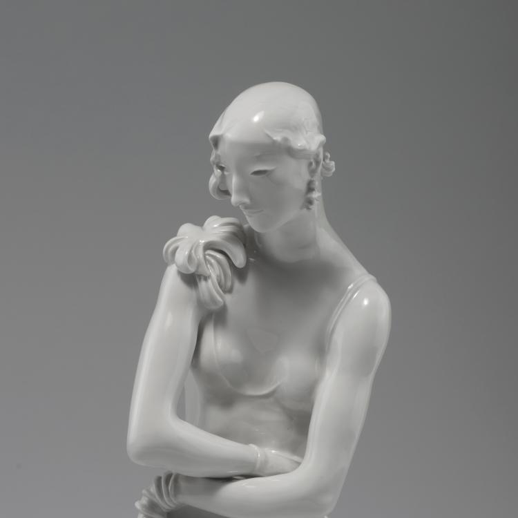 Bild 2 zu Objekt, 'Standing woman holding a fan' or 'Lady in evening dress', 1929, Paul Scheurich, Meissen, StPM, 129 592