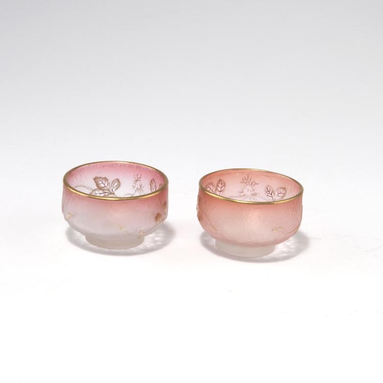 Bild 1 zu Objekt, Pair of 'Fraises' seasoning dishes, c1897, Daum Fr&egrave;res, Nancy, 129 26