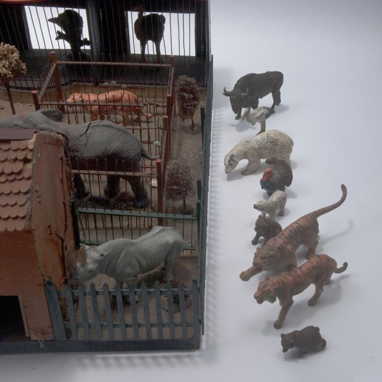 Bild 1 zu Objekt, Model of a Zoo building with 26 animals, 1920-40s , Deutschland; Lineol, Brandenburg a.d.H., 131B 531