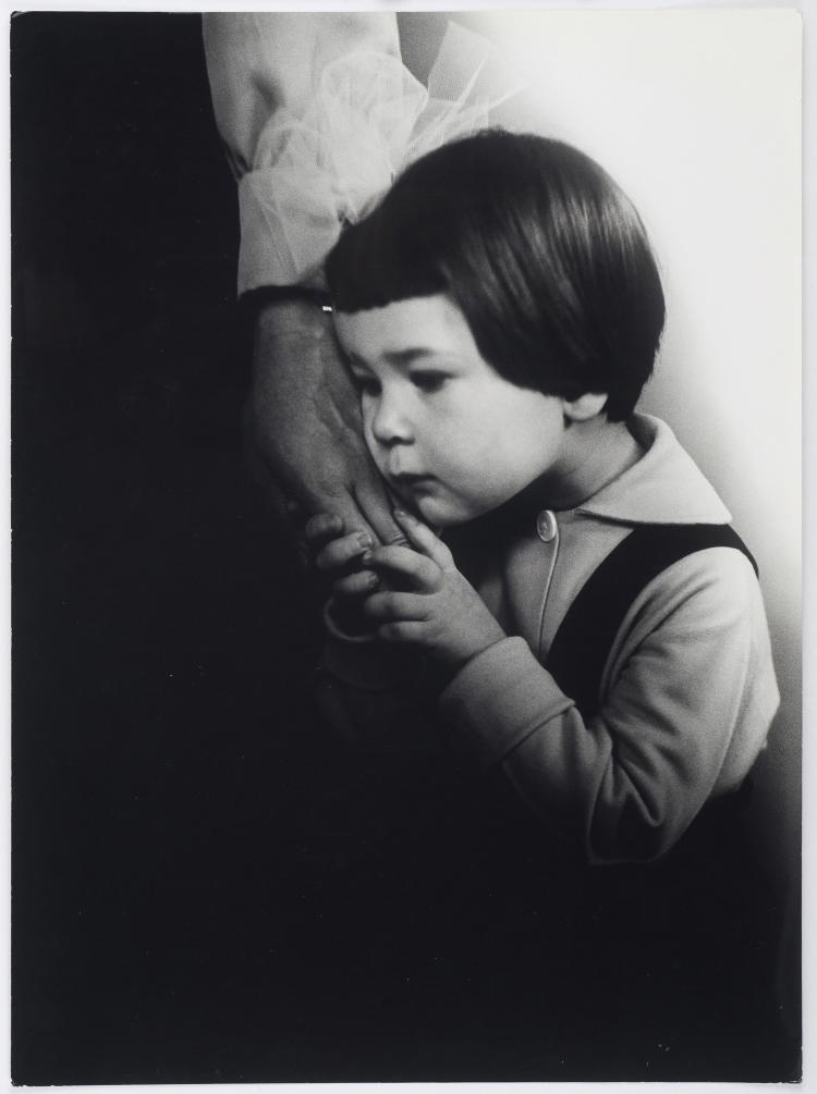 Hauptbild zu Objekt, 'Die Hand der Mutter', 1967, Antanas Sutkus, 130B 236