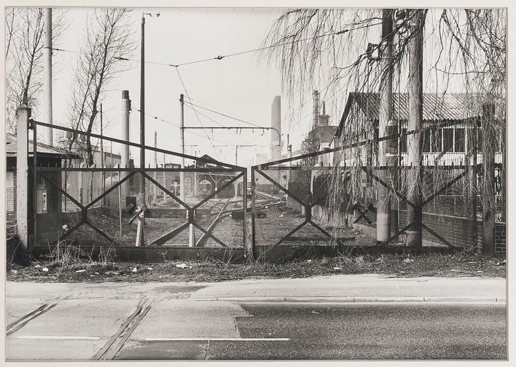 Hauptbild zu Objekt, 'Firma Hoechst - K&ouml;ln Knapsack - Altes Gleisanschlusstor', 1983, Tata Ronkholz, 130B 234