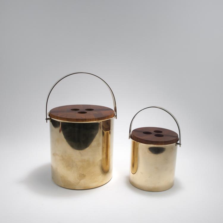 Bild 2 zu Objekt, Two 'Cylinda Line Brass' ice buckets with ice cube tongs, 1967, Arne Jacobsen, Stelton, Gentofte, 131B 456