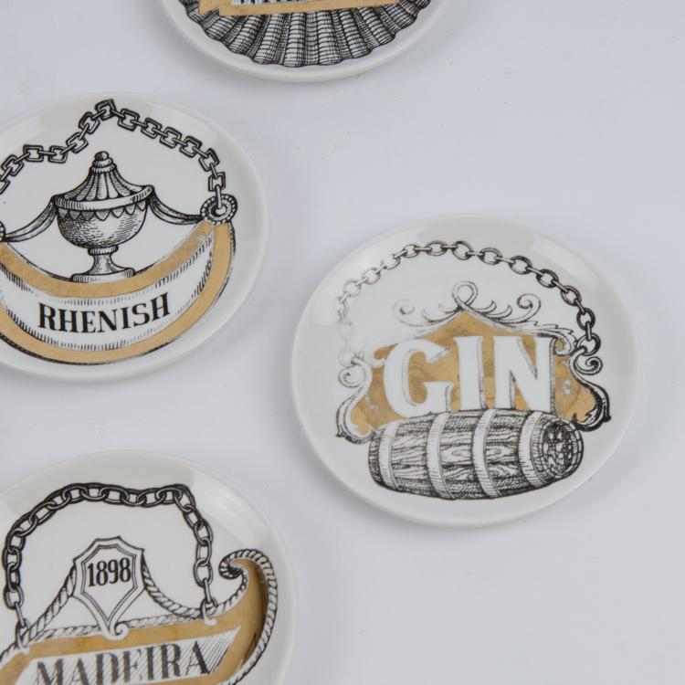 Bild 1 zu Objekt, Acht kleine Teller 'Vini e Liquori', 1960er Jahre, Piero Fornasetti, Fornasetti, Mailand, 131A 203