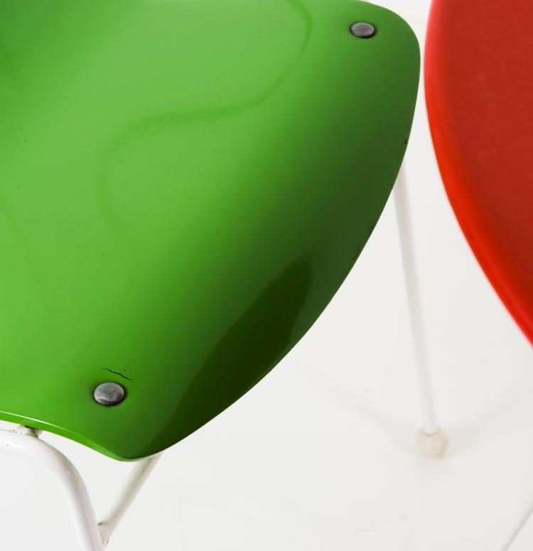 Bild 2 zu Objekt, Two 'Antelope' armchairs and a 'Sonett' table, 1951, Ernest Race, Race Ltd., London; Sonett, Wien, 131B 365