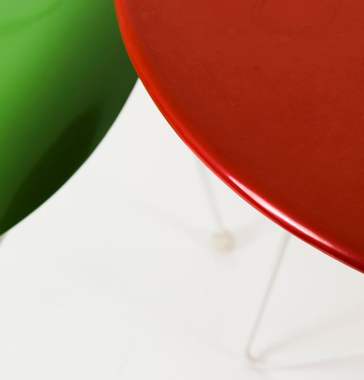 Bild 3 zu Objekt, Two 'Antelope' armchairs and a 'Sonett' table, 1951, Ernest Race, Race Ltd., London; Sonett, Wien, 131B 365