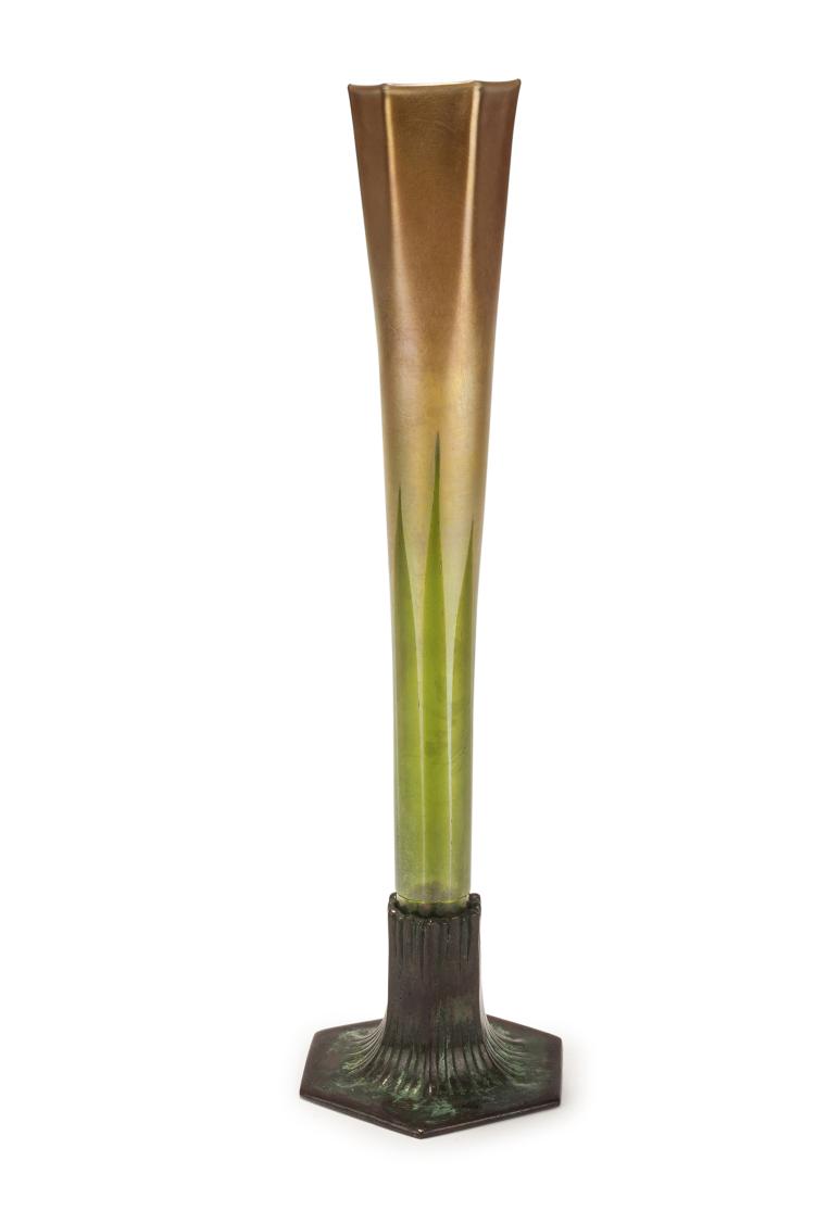 Hauptbild zu Objekt, Vase with bronze base,  1910-15, Tiffany, L. C., New York, 132B 551