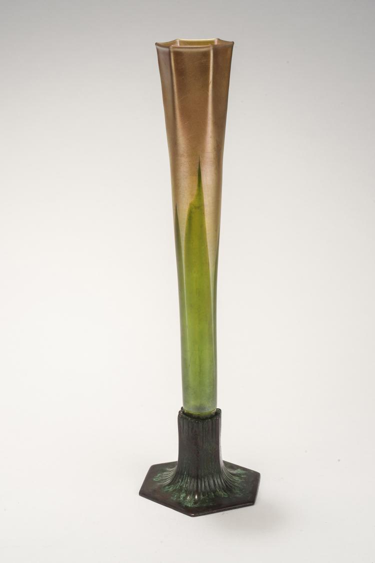 Bild 1 zu Objekt, Vase with bronze base,  1910-15, Tiffany, L. C., New York, 132B 551