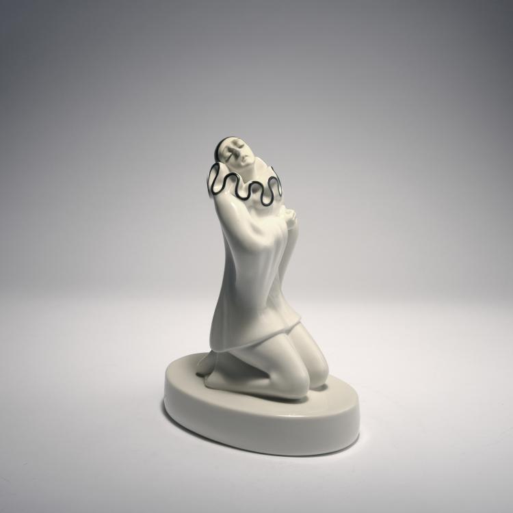 Bild 1 zu Objekt, 'Pierrot, kneeling', c1920, Roland Paris, Schwarzburger Werkst&auml;tten, Unterwei&szlig;bach, 132B 720