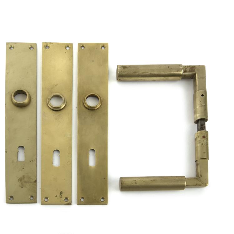 Bild 1 zu Objekt, Five pairs of door handles, 1923, Walter Gropius, Engstfeld, Wilhelm, Heiligenhaus, f&uuml;r Loevy, S. A., Berlin (zugeschrieben), 133A 38