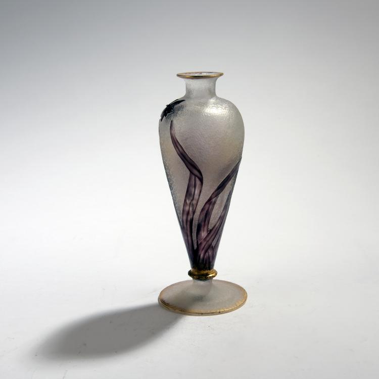 Bild 1 zu Objekt, 'Iris et papillon' vase, 1893, Daum Fr&egrave;res, Nancy, 132B 182
