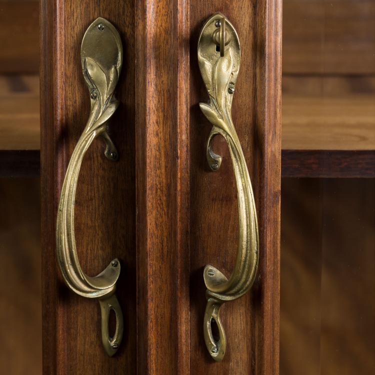 Bild 1 zu Objekt, Gro&szlig;e Schlafzimmervitrine 'Pavots', 1905, Edouard Diot, Paris, 132B 575