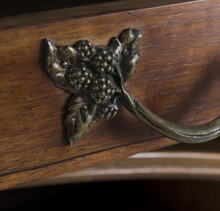 Bild 2 zu Objekt, Kleines Buffet, um 1910, Majorelle, Louis, Nancy, 132B 574