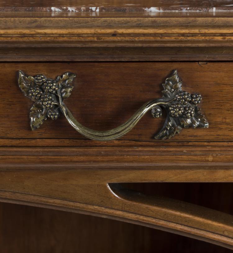 Bild 3 zu Objekt, Kleines Buffet, um 1910, Majorelle, Louis, Nancy, 132B 574