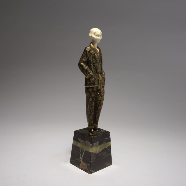 Bild 1 zu Objekt, Lady wearing pyjamas, 1920s, Georges Rigot, 132B 669