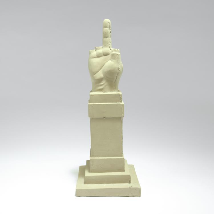 Bild 3 zu Objekt, 'L.O.V.E.', 2014, Maurizio Cattelan, 132A 73