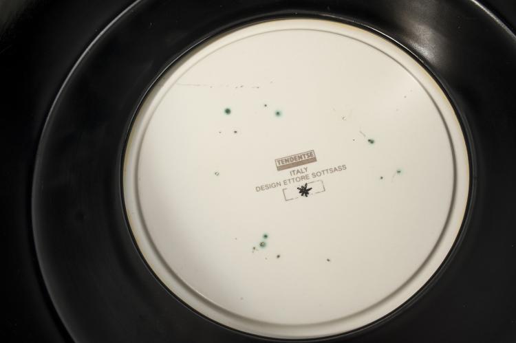 Bild 1 zu Objekt, 'Fruttiera' bowl from the 'Tendentse' series, 1986, Ettore Sottsass, Tendentse; Sarri, Alessio, Sesto Fiorentino, 134A 26