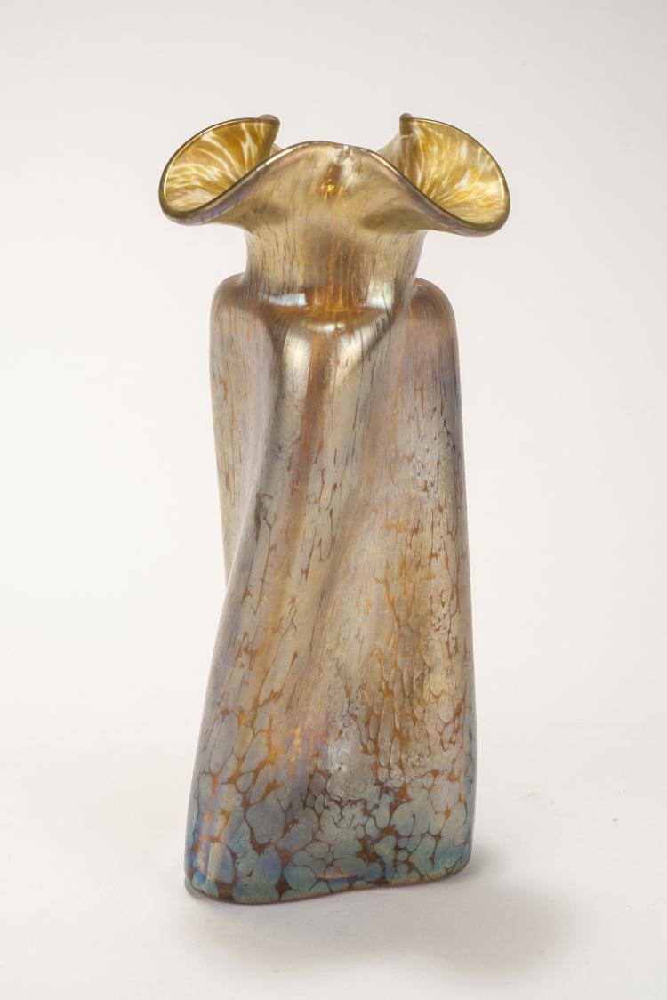 Bild 2 zu Objekt, 'Papillon'-Vase, um 1898, Christopher Dresser, L&ouml;tz Wwe., Klosterm&uuml;hle, 132B 475