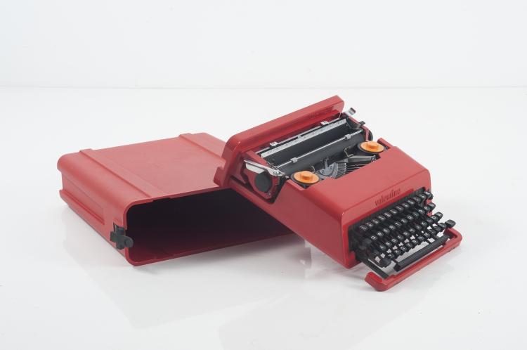 Bild 3 zu Objekt, Schreibmaschine 'Valentine S', 1969, Ettore Sottsass, Olivetti, Ivrea, 133B 494