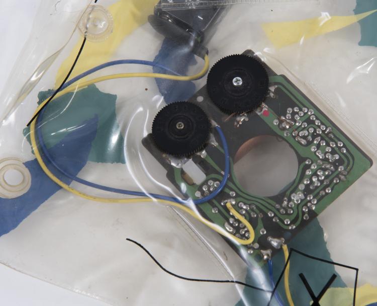 Bild 1 zu Objekt, 'Radio in a Bag' and '100 ObjEcts miRors of siLEnce', 1982, Daniel Weil, Inge Plastic f&uuml;r Anthologie Quartett, Bad Essen, 133B 420